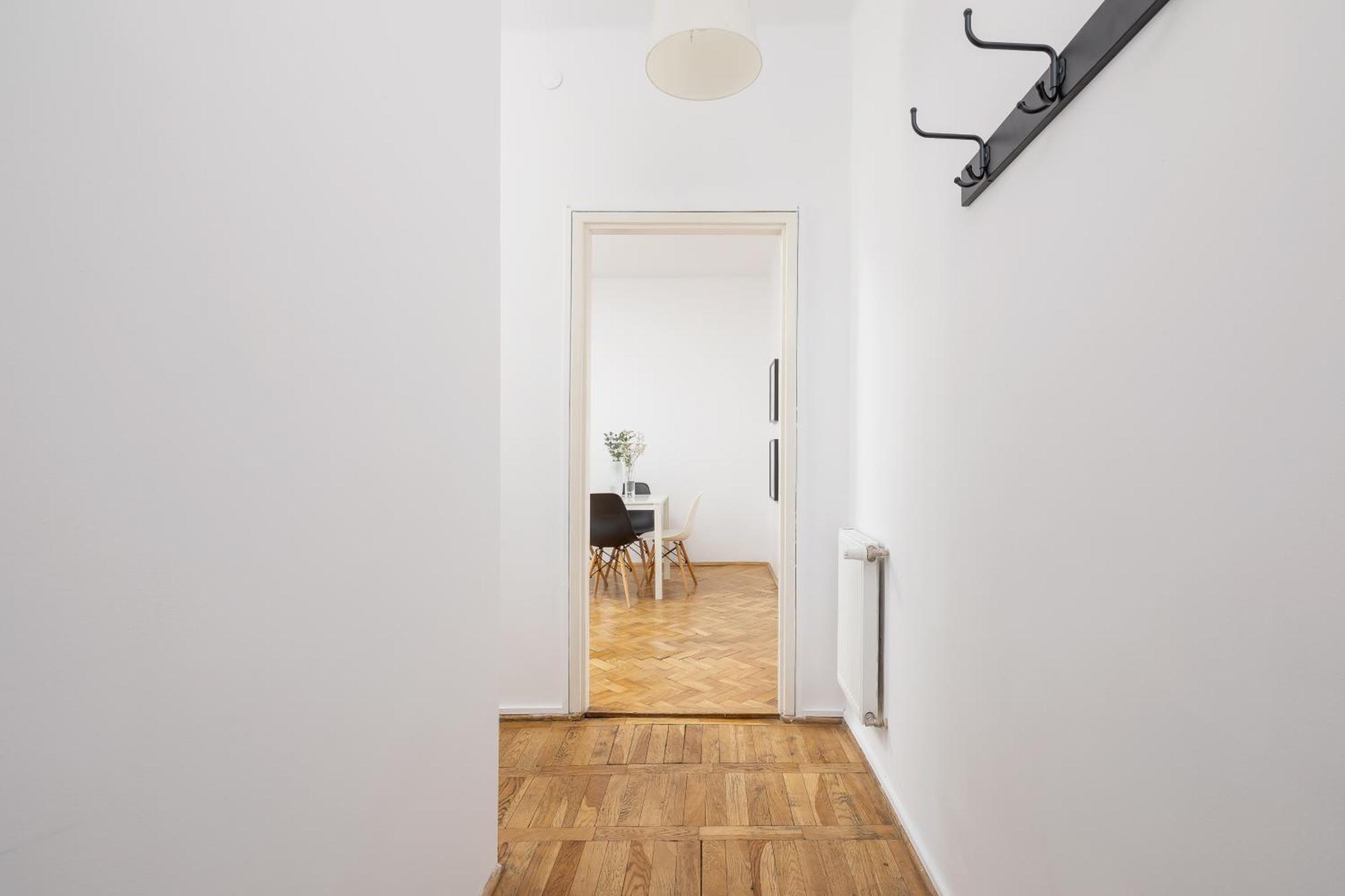 1-Bedroom Apartment With Balcony - Dluga 65 คราคูฟ ภายนอก รูปภาพ