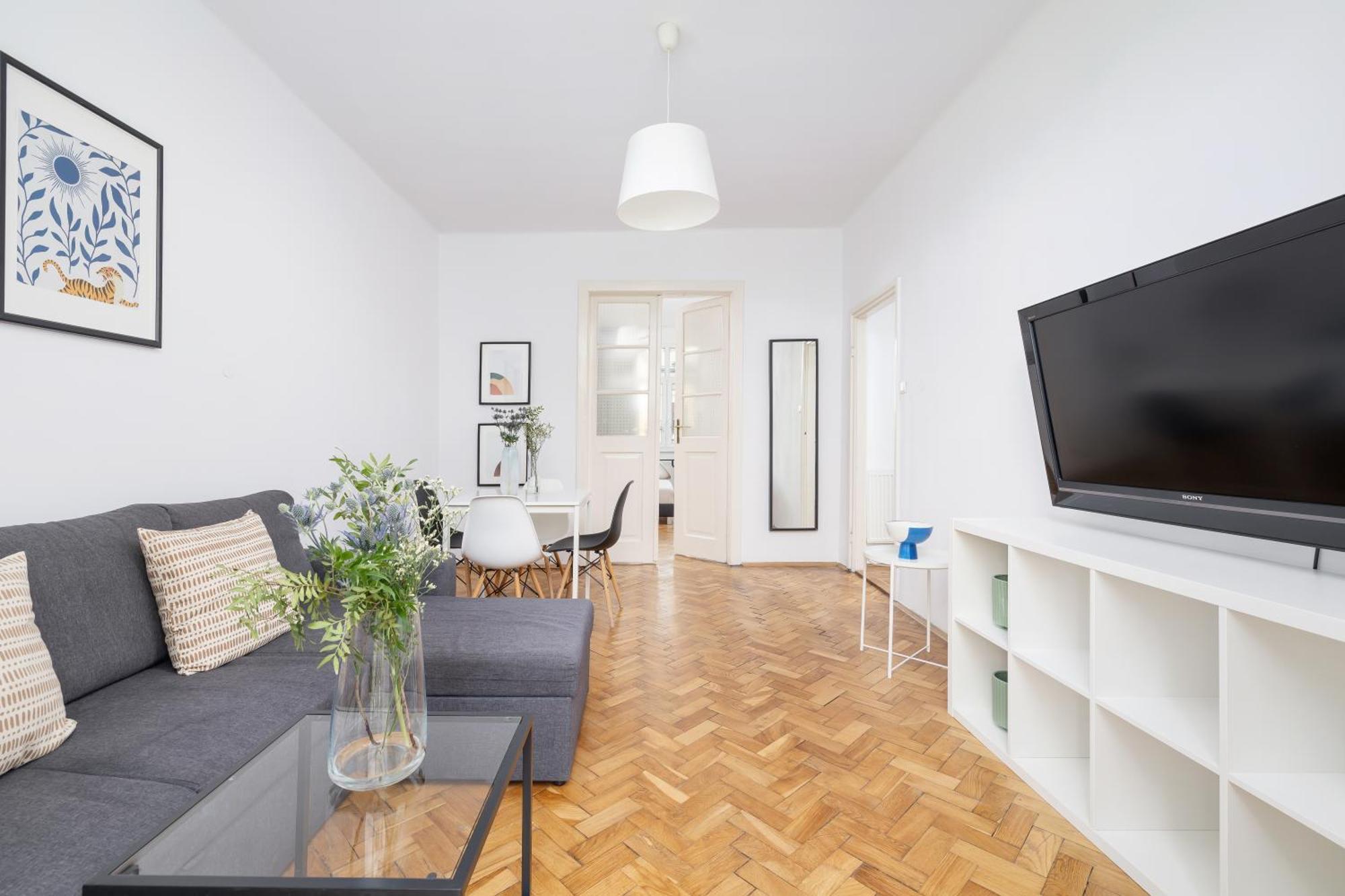 1-Bedroom Apartment With Balcony - Dluga 65 คราคูฟ ภายนอก รูปภาพ